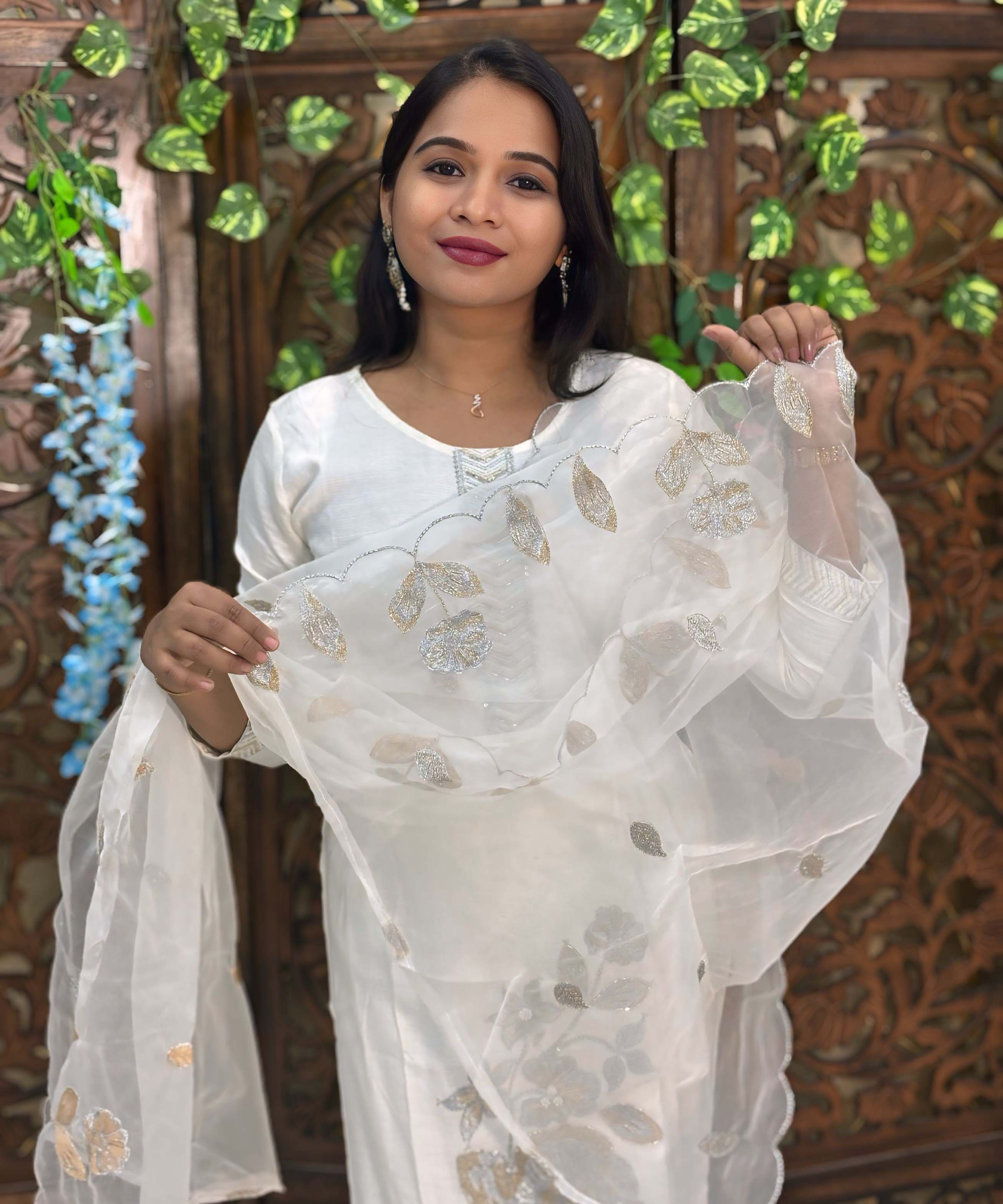White Embroidered Silk Blend Salwar Set with Organza Dupatta 3 Piece Salwar Set / ESS344
